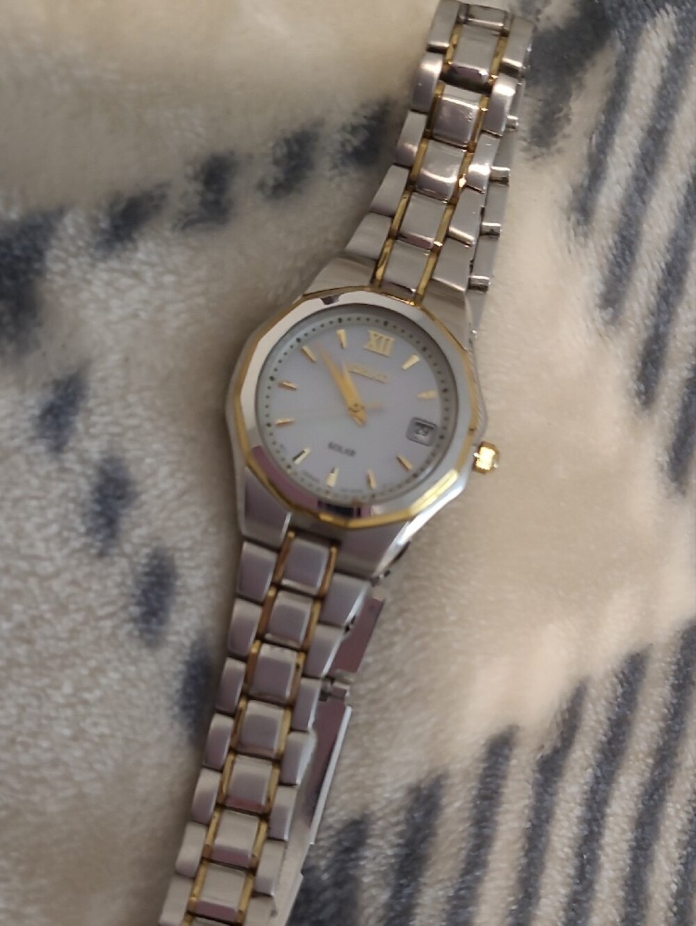 Seiko Two-Tone Solar Watch – White Dial Stainless Steel with Gold Accents Nice - Picture 2 of 5